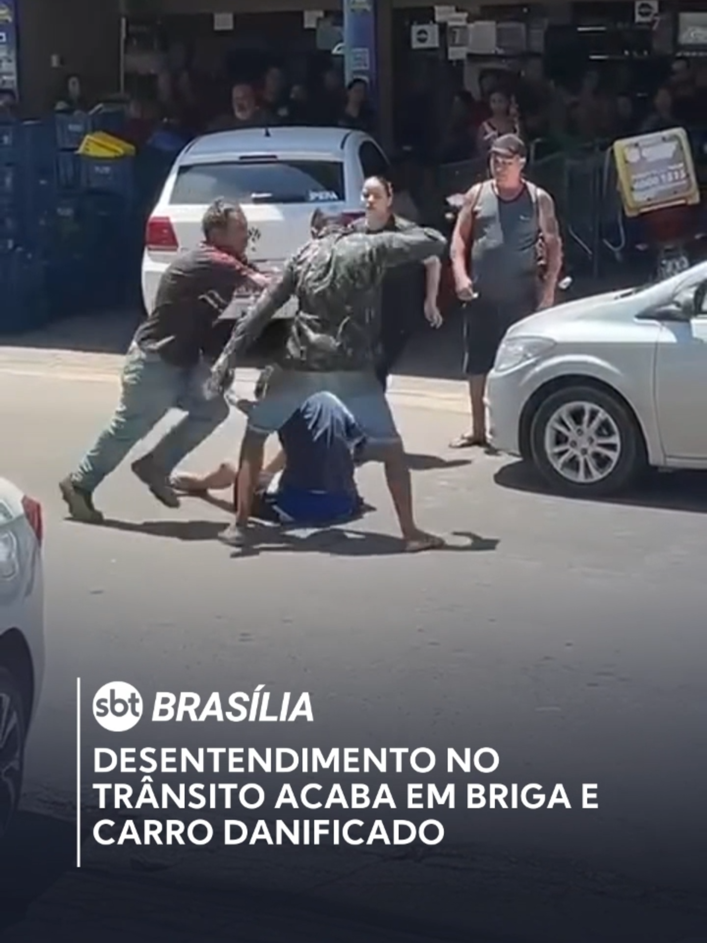 A brig4 teria começado após um motorista fechar uma jovem no trânsito. A discussão continuou na entrada do mercado e acabou em agressões. O caso foi na tarde desta terça-feira (30) em Planaltina DF. Nas imagens, a mulher aparece indo para cima do condutor e danificando o carro dele. Um homem que tentou separar acabou levando um tapa. Em seguida, o motorista desferiu s0cos e chvtes que derrubaram a jovem. Mesmo após cair, ela se levantou e voltou a tentar atingir o veículo. #jornalismo #jornal #notícia #notícias #reportagem #briga #brigadetransito #transito #brasília #brasiliadf #planaltinadf #distritofederal
