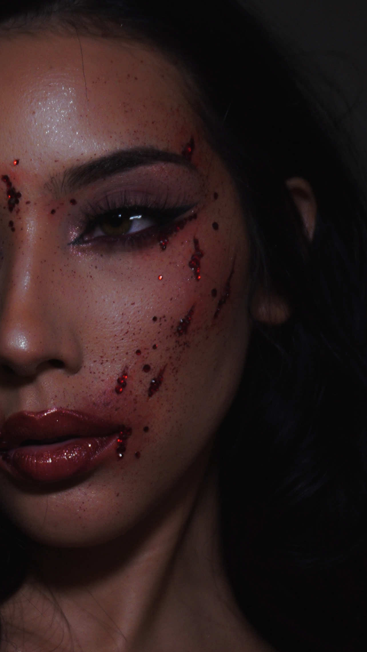 Easy Halloween makeup ideas blood splatter crystal makeup *fake blood* #halloweenmakeup #makeuprtransition #makeupvideos #rhinestonemakeup 