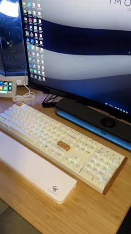 Full-size with magnetic Hall switches, swap without soldering, adjustable actuation and custom RGB—you get everything in the white special edition. #KeychronK10HE #HallEffectKeyboard #MagneticSwitch #gamingkeyboard #techtok   