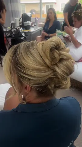 Dinensional color loves to see me coming on wedding day🌸💐#bridalhair #chicagobridalhair #weddinghair #weddinghairstylist #chicagosuburbs 