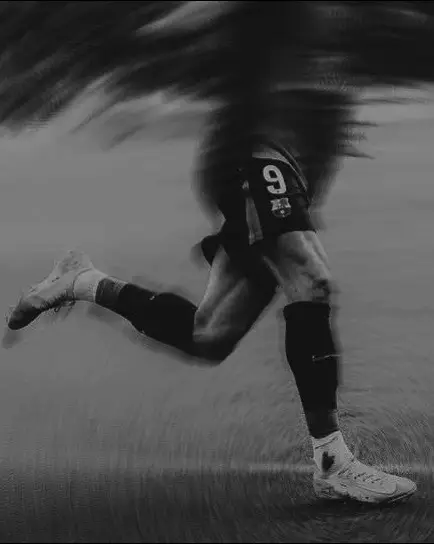 هل تعلم أنّ هذه الأقدام، تملك أهدافًا أكثر من الثلاثيّ الهجوميّ لريال مدريد مجتمعين؟ هل تعلم أنّ هذه الأقدام، تملك أهدافًا أكثر من هجوم برشلونة مجتمعين؟ هل تعلم أنّ هذه الأقدام، تملك أهدافًا أكثر من الثلاثيّ الهجوميّ لأتلتيكو مدريد مجتمعين؟ هل تعلم أنّ هذه الأقدام، نملك أهدافًا أكثر من هجوم أندية الدوري الإسباني، باستثناء الثلاثة الكبار، مجتمعين؟ هل تعلم أنّ هذه الأقدام، تملك مساهماتٍ أكثر من أهدافِ مهاجمي ريال مدريد وبرشلونة مجتمعين؟ هُنا ليفاندوفسكي، هُنا الطفرة النادرة في عالم كرة القدم، هُنا الظاهرة التي لا تتكرّر ... إلا كل مئة عام. إضافة تعليق... 贝