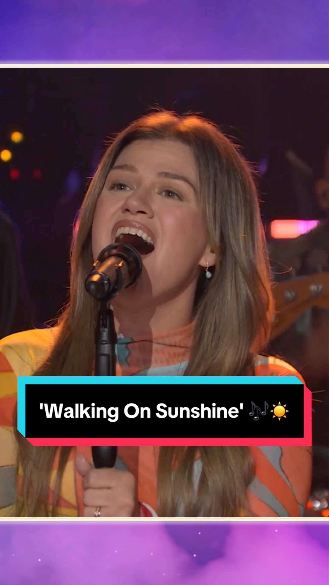 Can we hear a little commotion for the dress?! 😍🎶 'Walking On Sunshine' #Kellyoke #KellyClarkson #Cover 