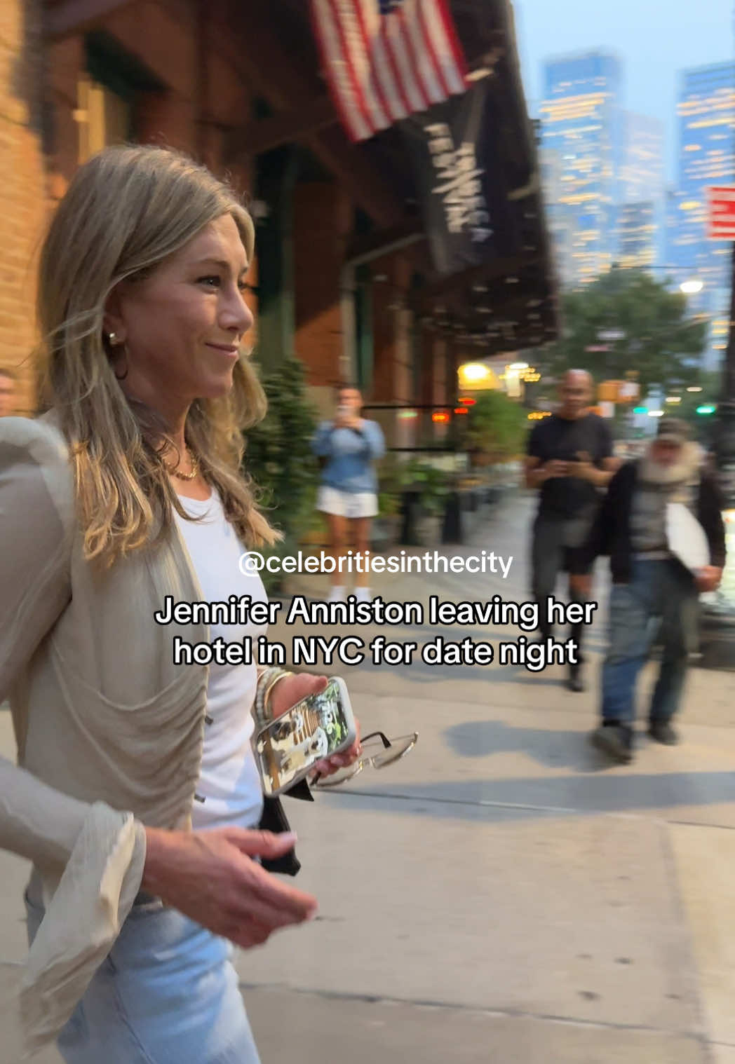 Jennifer Anniston heading out in NYC. #jenniferanniston #nyc #celebrity #celebritytiktok #newyorkcity 