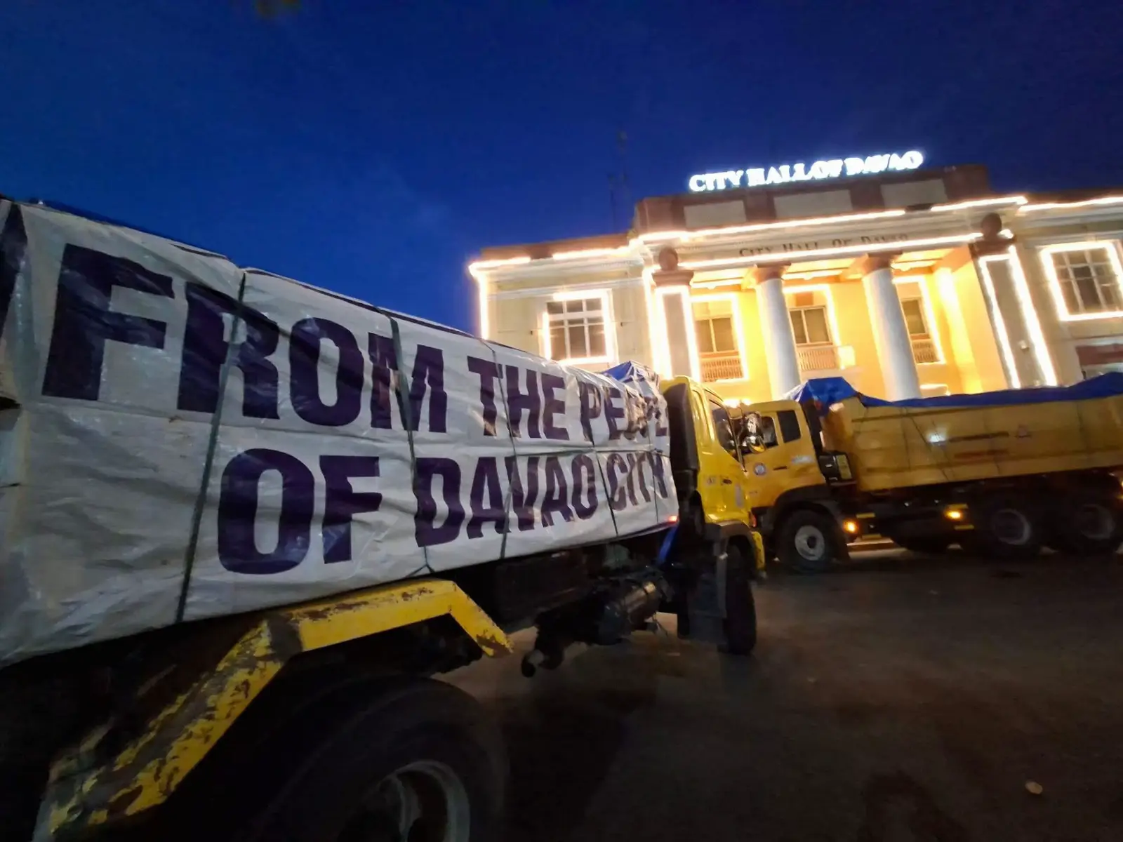 LOOK: The Davao City government sends off medical workers, social workers, and psychologists, along with 5,000 food packs from City Hall grounds to the earthquake-affected areas in Cebu Province on Thursday morning, Oct. 2, 2025.  📷BING GONZALES #cebu 🤝 #davaocity  #earthquake 