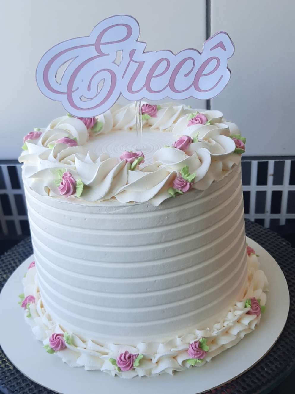 Decoração de bolo com rosetas , usando bico 1M  #bolofeminino #decorandobolo #bolodelicado #dicasdeconfeitaria  #bolosdecorados 