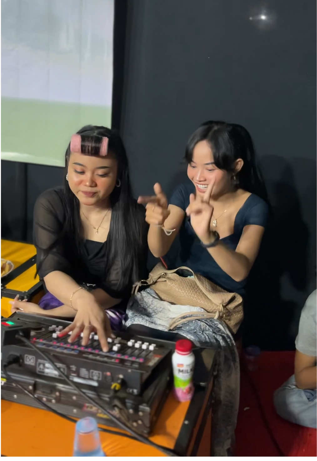 Wiihh anjayyyyy…. biduan Nyanyi ❌ Biduan Ngeligting ✅ @𝑮𝒊𝒓𝒍𝒔𝑫𝒐𝒏'𝒕𝑪𝒓𝒚🕊️ @Tiya.fitria  #lightingtuban #tukanglighting 