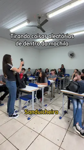 Tirando coisas aleatórias da mochila 👀😂 . . . #professora #humor #professor #professoresnotiktok #escola 