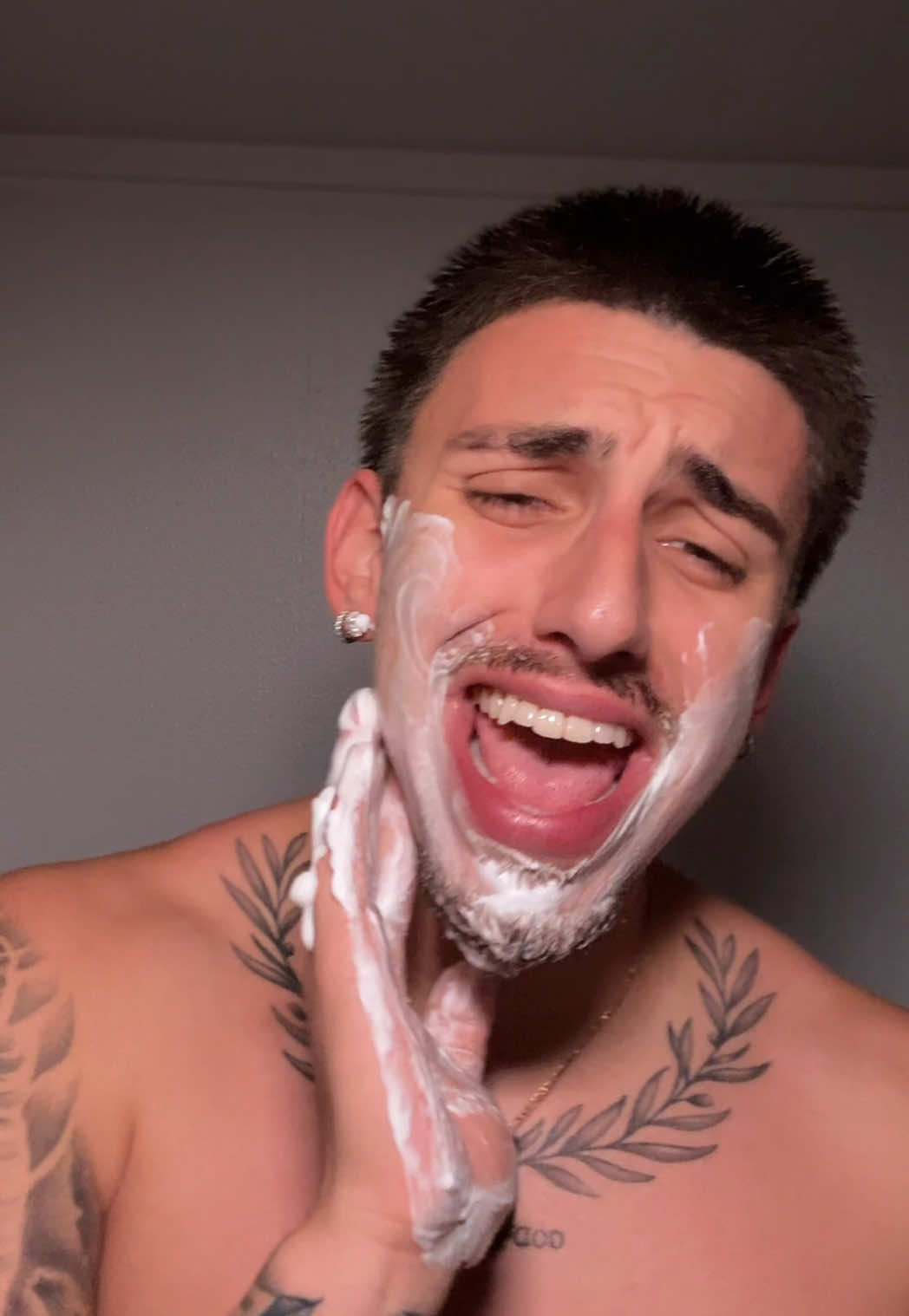 Shave and chill✌🏼 #fyp #shaving #viral #parati #asmr 
