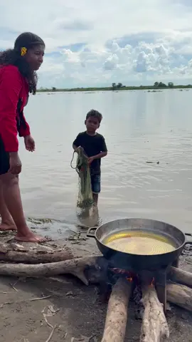Niño pescando para su mamá 
