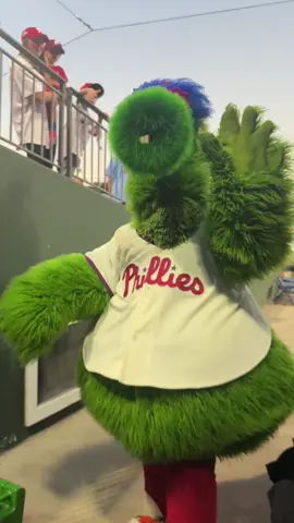 I just was trying to give the Phanatic a high five 😭#phillyphanatic #philadelphia #phillies #philadelphiaphillies 