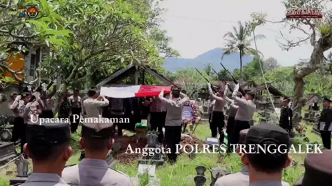 Kapolres Trenggalek Pimpin Upacara Pemakaman Almarhum Bripka Sudarto Polres Trenggalek berduka. Satu anggota terbaik yakni Almarhum Bripka Sudarto yang merupakan anggota Polsek Gandusari berpulang ke pangkuan ibu pertiwi setelah sebelumnya berjuang melawan sakit yang diderita. Prosesi pemakaman secara kedinasan dirumah duka dan TPU tepatnya di Desa Sukorejo, Kecamatan Gandusari, Kabupaten Trenggalek dipimpin langsung oleh Kapolres Trenggalek AKBP Ridwan Maliki, S.H., S.I.K., M.I.K. Sementara perwira upacara dipercayakan kepada Kompol Sudaroni, S.H. yang juga menjabat sebagai Kabag SDM dan Komandan upacara Iptu Imam Mansyur. Rabu, (1/10). Upacara diawali dengan persiapan pasukan, penerimaan jenazah almarhum dari pihak keluarga kepada inspektur upacara, penghormatan, dilanjutkan pemberangkatan ke tempat pemakaman umum desa setempat. Di lokasi pemakaman, prosesi dilanjutkan dengan pembacaan apel persada dan penghormatan kepada almarhum diiringi dengan tembakan salvo dan ditutup dengan doa dan tabur bunga oleh keluarga dan seluruh handai tolan yang hadir. Dikonfirmasi terpisah  usai prosesi pemakaman, AKBP Ridwan menuturkan, semasa hidupnya, almarhum Bripka Sudarto merupakan sosok yang dikenal sebagai pekerja keras dan mudah akrab dengan siapapun. Selengkapnya https://tribratanews.restrenggalek.jatim.polri.go.id/01/10/2025/kapolres-trenggalek-pimpin-upacara-pemakaman-almarhum-bripka-sudarto/ #polripresisi  #polrestrenggalek  #bekerjauntukibadah  #mengabdiuntukmasyarakat  @Humas Polda Jatim 