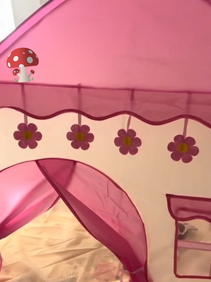 Barraca cabana infantil Rosa Flor grande Comente: EU QUERO que eu mando o link.  Garanta já a sua! Barraca Infantil Rosa Flor Grande – com 1,3m, é perfeita para transformar qualquer espaço em um mundo de fantasia. Ideal para estimular a imaginação, criar momentos de diversão e proporcionar às crianças um ambiente lúdico e acolhedor. #cabana #brinquedoseducativos #mundodafantasia #infanciafeliz #presentediascriancas