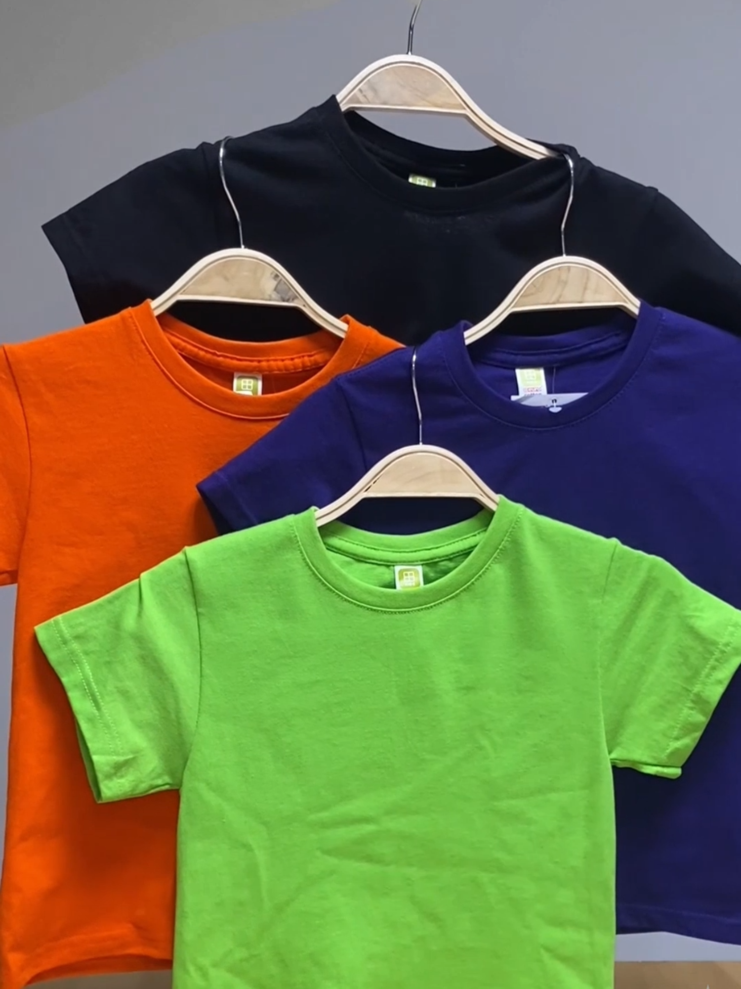 ¡Spooky! La mejor temporada del año ya está aquí, renueva tu stock con los colores que harán cobrar vida a tus diseños 🦇🎃: t.ly/KdftB #playeras #halloween #halloweenvibes #halloweenseason #halloweenishere #fyp