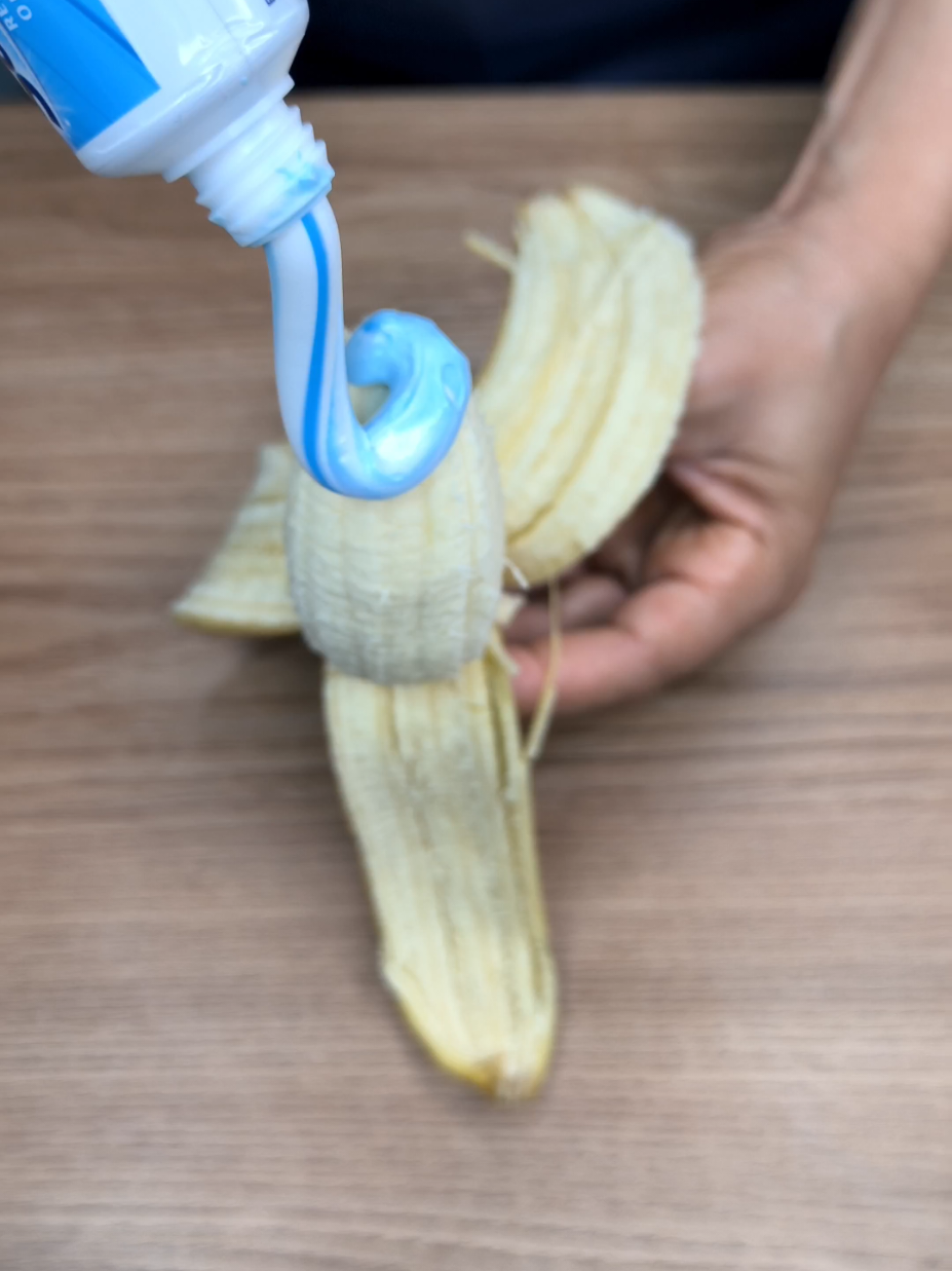 Coloque pasta de dente na banana 😱 #facavocemesmo #dicas_utilidades #utilidadepublica #dicas #fy 