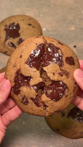 brown butter chocolate chip cookies 🍪 1/2 cup (115 g) unsalted butter 1/2 cups (100 g) brown sugar 1/4 cup (50 g) white sugar 1 1/4 cups (150 g) all-purpose flour 1 large egg (room temperature) 5 g (1 tsp) vanilla extract 1 tsp (3 g) instant coffee 1/2 tsp baking soda 1/2 tsp salt 3/4 cup (120 g) chopped dark or semi-sweet chocolate (I use 70% dark) 💡Note: Divide chopped chocolate into 90 g for folding and 30 g for topping Brown butter until deep golden & nutty. After browning, you should have ~90 g butter.  Cool for 15 mins. Whisk in sugar, then add egg, instant coffee, and vanilla. Mix in flour, salt, and baking soda. Gently fold in chocolate chunks. Chill for at least 1 hr (3 hrs is better). Scoop even balls, press extra chocolate on top, bake for 12-14 mins at 350°F. Let cookies rest on the hot tray for 5 mins, then move them to a wire rack to cool. Finish with flaky sea salt. #brownbutter #cookies #chocolatechip #dessert #baking 