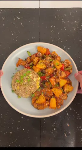 Hoy preparare un riquísimo pollo con piña y su arroz Chaufa yo estoy usando para esta receta mi sartén de la nueva línea @osterenlavocina Mi sartén tiene recubrimiento antiadherente, así que nada se pegará. Y ya saben Oster ya está en Perú con su nueva línea de cocina y pueden encontrar una gran variedad de productos en Tienda @oechsleperu @Ripley Perú @Hiraoka @ostercocina  #polloconpiña #chaufa #paraminovia #osterenlacocina #jhorsbarrientos 