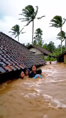 Air Naik Sekejap‼️Warga Panik Selamatkan Diri #waspadabencana #banjir #fyp 