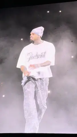 there’s no way he’s real bro #breezybowlxx #breezybowl #campingworldstadium #chrisbrown #breezybowl2025 