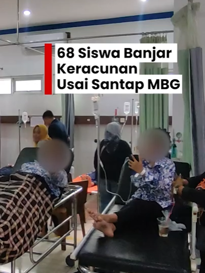 Suasana SMPN 3 Banjar mendadak panik saat puluhan siswa alami mual, sakit perut, hingga pusing usai menyantap menu ayam suwir dari program Makan Bergizi Gratis (MBG). Total 68 siswa terdampak, 18 di antaranya dirawat di rumah sakit. Kasus ini kini dalam penanganan dan evaluasi pihak terkait. Creator: Dadang Hermansyah #mbg #keracunanmbg #keracunanmakanan #detikcom