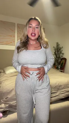 A two piece striped outfit that hides that FUPA 🤏🏽 it’s like magic ✨🪄🪄 #stripedoutfitinspo #twopieceset #fallfashion #tiktokshopcreatorpicks #katchmefashion 