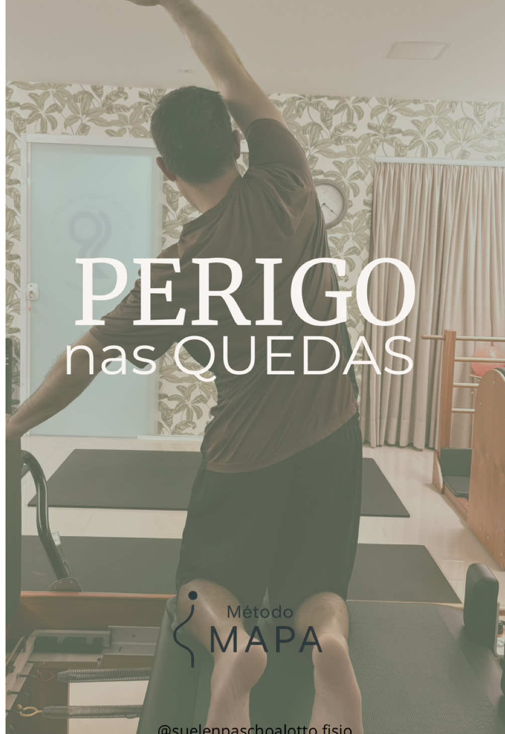 Sinal silencioso de perigo Se você precisa se apoiar na parede para calçar um sapato, seu corpo já está contando uma história: ➡️ a perda de equilíbrio ➡️ a rigidez no quadril ➡️ a fragilidade que anuncia futuras quedas. É como se sua base fosse um chão rachado: você ainda caminha, mas qualquer impacto pode abrir a fenda. Esses pequenos sinais não são sobre “idade”, mas sobre mobilidade que pode (e deve) ser treinada. 💡 Cuidar do quadril e da coluna agora é evitar o susto lá na frente. Não ignore o aviso do corpo. Compartilhe este vídeo com quem já não veste mais o sapato em pé e sem ajuda.  #suelenpaschoalotto              suelenpaschoalotto #londrina #fisioterapia #longevidade #envelhecimento         