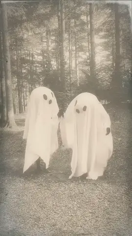 Happy first day of October 👻 🖤👻✨  these big headed ghosts willl always be one of my favorite costumes me and @Lex Moda have ever done !  #sheetghost #happyhalloween #couplescostume #ghosts #halloweencostume 