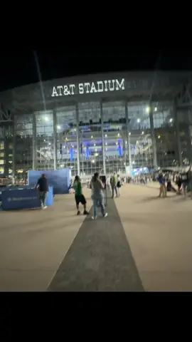 Green Bay at Cowboys, what a game!! And what are the odds to end in a tie game?! 40-40 #greenbayatdallas #wedemboyz #arlingtontexas #mrandmrs 