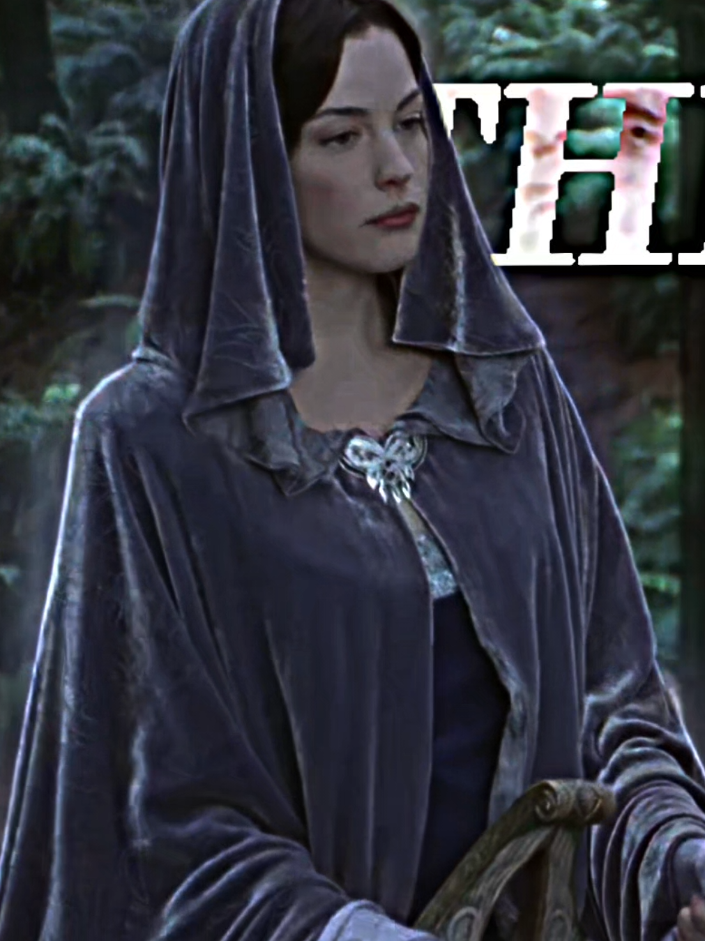 #FANFICEDIT |  ❛ Ned recordaba. A veces, cuando Robert hablaba con la voz cargada de vino y furia, veía a Cassandra en él. No a la mujer que había dejado atrás, porque de ella solo guardaba el recuerdo de un rostro joven, de unos ojos encendidos como brasas en el frío del invierno. La memoria era traicionera, y él no podía imaginar cómo el paso de los años habría moldeado sus facciones, qué arrugas se habrían dibujado en su piel o qué peso llevaría sobre los hombros. En cambio, veía a Robert. Y entonces se preguntaba si Cassandra habría cambiado igual que él: si la belleza de la juventud se marchitaba bajo el hierro de la vida, si la pasión de antaño se apagaba como una antorcha que se consume. Robert no había envejecido con gracia; la corona había sido tan cruel con él como las guerras que lo forjaron. El rey era un cascarón de lo que había sido, y Ned temía que su gemela, la mujer a la que alguna vez llamó el amor de su vida, también hubiera sido arrastrada por el mismo destino. Pero había momentos, breves y crueles, en que el eco de su voz, un gesto en el rostro de Robert, lo devolvía a Invernalia, a una Cassandra que no existía más que en su memoria. Y ese recuerdo dolía más que cualquier traición o promesa rota. ❜ | VOLVÍ SOLO PARA CREAR MÁS SUFRIMIENTO 🤪. ¿Pueden notar el detalle de que las tomas de Cassandra brillan más que las de Robert? Sí, así la recuerda Ned ✨️brillante✨️. #gameofthronesfanfic #xybca #viraltiktok #foryoupage #trend #tiktokviral #greenscreen #nedstark #targaryen #robertbaratheon #parati #robertbaratheonedit #zyxcba #cassandrabaratheon #fyp #fjpシ #trending #got #lannister #gameofthrones #pypシ #tiktok  @𝖈𝖍𝖗𝖎𝖘 ☾ @⋆.˚🦢⋆˚ ɴɪᴄᴏ ˚ @𝘉𝘢𝘵𝘮𝘢𝘯'𝘴 𝘞𝘪𝘧𝘦🦇 @𝓷essie 𖡎 @✶ cami cam ! @❪ ric's version . . . !❫ @ₗ ₑ ₙ ₙ @ana  ೄྀ࿐ 