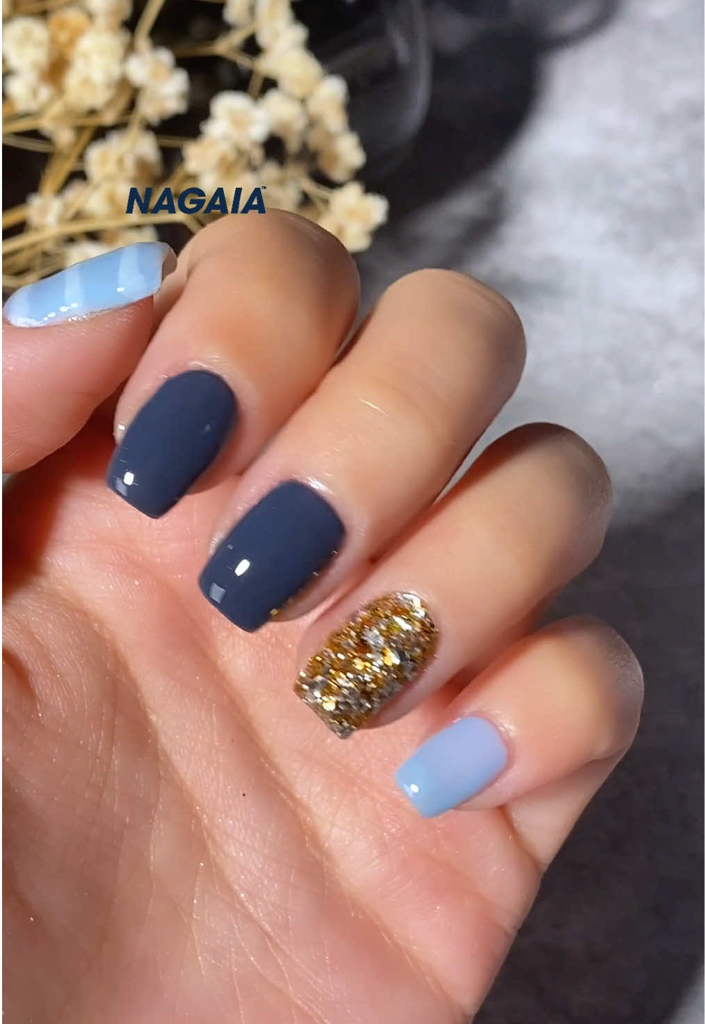 Any skin tone fit the blue vibe combos with golden chunky glitter ✨💅 simply do the color or add a few quick moves as the cute design 👀 #fallnails #nailsinspo #diynails #glitternails #dippowder 