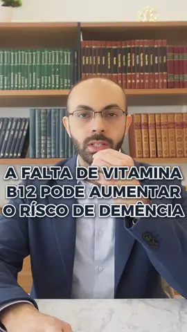 🧠 Vitamina B12 e memória: qual a relação? A vitamina B12 é essencial para os neurônios. Quando falta, podem surgir esquecimentos, dificuldade de raciocínio e até confusão mental. 🔬 Um estudo de 2023 mostrou que idosos com deficiência de B12 que receberam suplementação tiveram melhora na atenção e nas funções executivas. 👉 Mas o mesmo estudo concluiu que suplementar sem deficiência não preveniu demência. Ou seja: o segredo está em identificar cedo quem realmente precisa, e não usar vitaminas de forma indiscriminada. ✨ Dica prática: se você ou alguém próximo anda esquecendo demais, peça ao médico um exame simples de vitamina B12. Detectar a deficiência cedo pode proteger seu cérebro. 📚 Referência científica: Zhu J, Zhang Y, et al. Vitamin B12 Supplementation Improves Cognitive Function in Older Adults with Mild Cognitive Impairment. Nutr Hosp. 2023;40(3):624-632. PMID: 37334792 👉 Controlar seus níveis de vitamina B12 é também uma forma de proteger sua memória. Se esse conteúdo fez sentido, siga os Doctors e compartilhe esse vídeo. ------------
