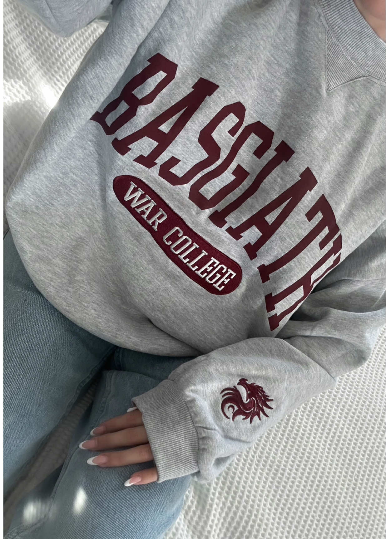 It’s threshing day! RUN to target besties! This Fourth Wing crewneck is amazing! I went to 2 locations to find my size 😭  @target I need more bookish Merch please & thank you 🫶  #targetbookfinds #fourthwing #BookTok #bookishmerch #xadenriorson 