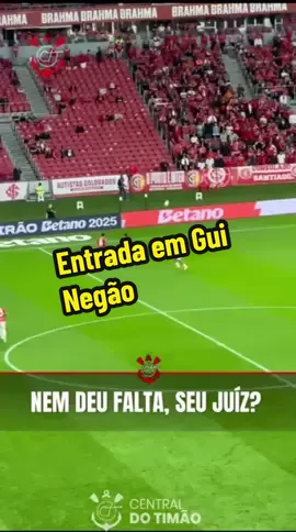 Na frente do Juiz…🏴🏳️ Gui Negão sofre uma entrada dura na frente do juiz, que não dá nem falta.  📹 @cirohey / Central do Timão #centraldotimão #corinthians #sccp #timão #vaicorinthians 