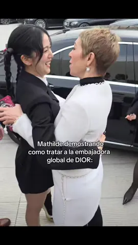 la trata como una Verdadera Reyna #jisoo #dior #black #fyp 