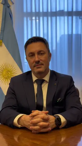 Presentamos Familia Militar, un programa integral de beneficios para todos aquellos que componen el sistema de Defensa: militares en actividad, retirados, personal civil de las Fuerzas, reservistas, Veteranos de la Guerra de Malvinas y los familiares de los caídos. Un sistema simple, seguro y federal, que con la sola presentación del DNI permite acceder a descuentos en todo el país, desde La Quiaca a Tierra del Fuego, fruto de acuerdos con universidades, comercios y pequeñas y medianas empresas que reconocen el esfuerzo de nuestras Fuerzas. Desde el primer día, bajo el liderazgo del presidente @Javier Milei, trabajamos para fortalecer el reconocimiento y sentirnos orgullosos de nuestras Fuerzas Armadas, de los hombres y mujeres que dan la vida por la Patria. 