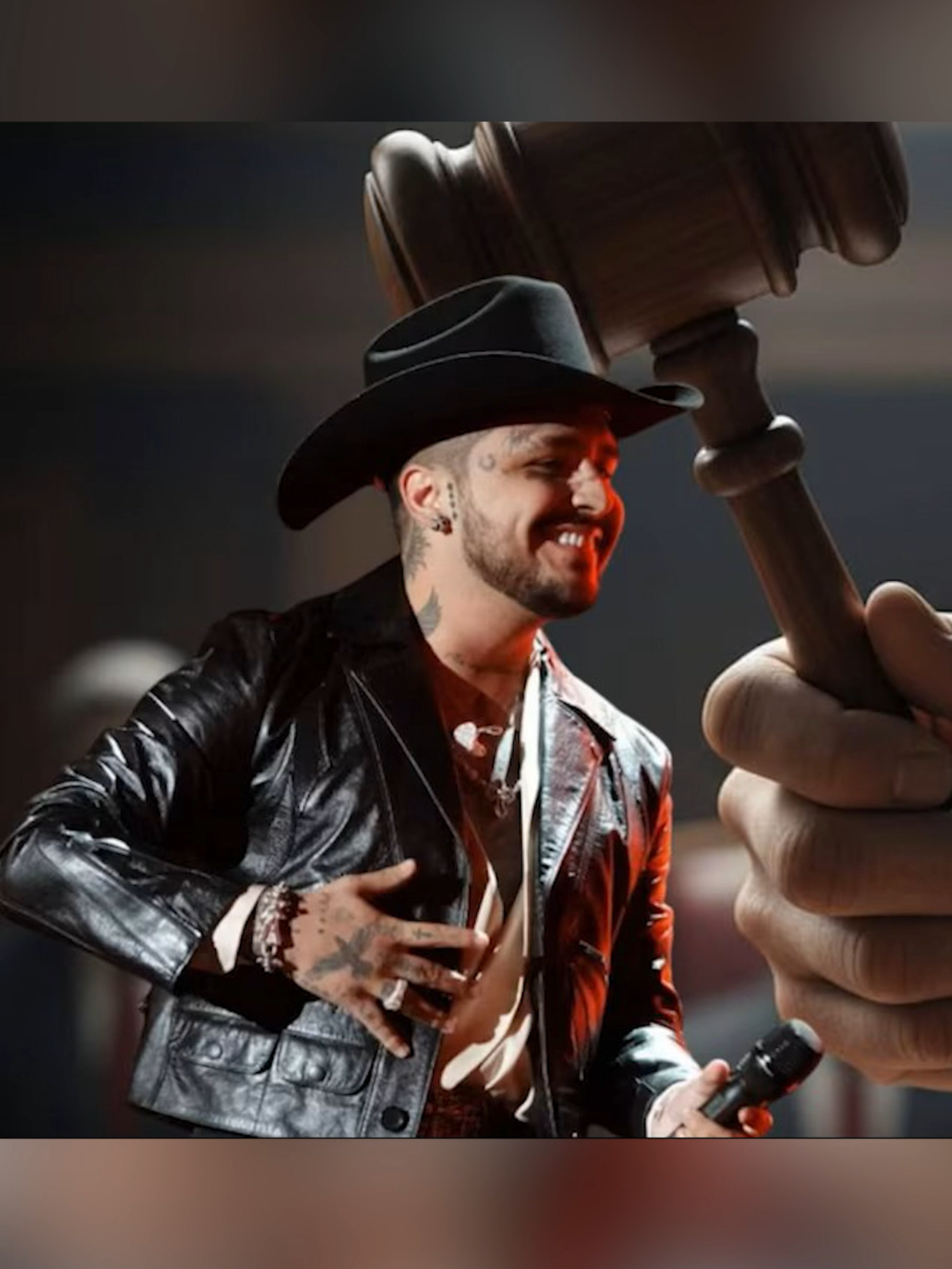 🔥El pleito entre Christian Nodal y Universal Music sigue creciendo: Cristian Nodal asegura que las canciones son completamente suyas, pero la disquera muestra contratos que dicen todo lo contrario.  Al cantante se le cruzó una batalla legal que podría definir el futuro de su música y con ello la 