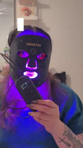 Love a good LED mask @Skinetry #ledfacemask #ledlighttherapy #ledmasktherapy #skincaretool #lighttherapy 