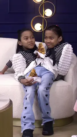 Kisah Kembar Siam Dewi-Putri asal Garut, Makan Bergantian karena Lambung Menyatu Jakarta - Kisah kembar siam asal Garut, Jawa Barat, Al Dewi Putri Ningsih dan Al Putri Anugrah (12), menarik perhatian publik. Sejak lahir dengan kondisi tubuh menyatu dari bagian perut hingga ke bawah, keduanya telah menjalani dua kali operasi besar. 