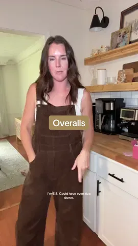 Love the overalls trend so much #overallsoutfits #falltrends #falloutfits #winteroutfit #winterfashion 