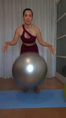 Essa bola de pilates me surpreendeu muito pelo tamanho e pela excelente qualidade.  Já deixei no carrinho para você comprar aqui no TikTokShop com precinho. #pilates #boladepilates #dornascostas #alongamento #tiktokshop 