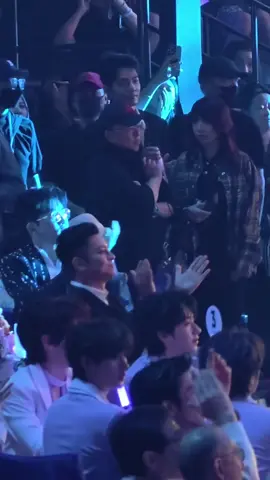 Giọng nam: ohhoooooo Giọng nữ: đẹp trai quá Nhiều fancam từ nhiều góc, chắc đăng từ từ 🤣 #TieuChien #XiaoZhan #VNxfxloveXiaoZhan 