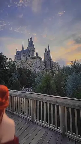 °Segalanya Tentangmu° Rinduku padamu tak lagi sebatas rasa, Ia menjelma menjadi doa yang tak berhenti mengetuk langit. Setiap hela napas adalah perjalanan, dan ujungnya selalu menuju hadirmu— seperti laut yang setia pulang pada pelukan pantai. Kau tidak perlu berjanji apa-apa, sebab senyummu saja sudah cukup menjadi syair paling indah yang kutemukan setiap hari. Kehadiranmu— bukan sekadar cahaya yang mengusir gelap, melainkan matahari yang menyalakan hidupku dari dalam. Ada rahasia di sorot matamu yang tak pernah selesai kutafsirkan; lautan dalam yang menenggelamkan, sekaligus menyelamatkan jiwa yang rapuh ini. Kau adalah puisi tanpa bait, lagu tanpa nada, namun tetap bisa kudengar dengan sejelas-jelasnya. Dan pada akhirnya, aku tahu— segala tentangmu adalah rumah bagi segala tentangku. • @𝐅𝐚𝐲𝐲𝐳𝐚 𝐀𝐥𝐬𝐚𝐲𝐞𝐝✍  • #tulisantangan #sastra #darasenja #fayyza #bollywood 