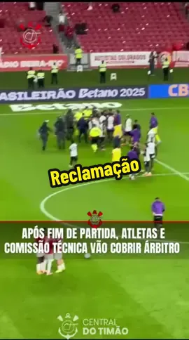 Reclamação! 🏴🏳️ Após o apito final, os atletas do Corinthians cobraram o juiz por pênalti marcado a favor do Internacional no fim do jogo.  📹 @cirohey / Central do Timão  #centraldotimão #corinthians #sccp #coringão #vaicorinthians