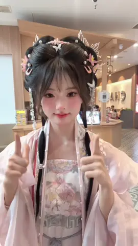 穿汉服的小姐姐也太可爱了吧，欢迎大家来豫园穿汉服哦，会有惊喜的#上海漢服体験 ###상하잉하이여행 #상하이왕홍 #Shanghai #豫園 
