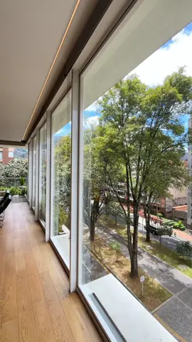 Apartamento exterior esquinero con balcón y acabados premium ✨🏡 📍Chicó - Bogotá 🏠 Área construida: 232,39 m² 🛌 3 habitaciones 🛏️ Habitación principal con walk-in closet, baño privado y ventilación natural 🛋 Habitaciones auxiliares con closet, baño privado y ventilación natural 🧠 Estudio 👨‍👩‍👧 Family room 🛋 Sala amplia con chimenea 🍽️ Espacio para comedor 🌿 Balcón esquinero en la sala 🚽 4 baños (incluye baño social) 👩‍🍳 Cocina abierta con puerta corrediza para independizar, isla, torre de horno, estufa a gas y lavavajillas eléctrico 🧺 Zona de lavandería independiente y amplia 🚪 Llegada directa de ascensor 🚙 3 parqueaderos (2 en línea y 1 independiente) 📦 1 depósito 🏗 Construido en 2017 El edificio cuenta con sala de juntas, terraza, gimnasio, parqueaderos para visitantes y vigilancia 24/7. 💰 Precio de venta: $3.380.000.000 📋 Administración: $2.229.000 📌 Código: 9489220 📲 Escríbenos para confirmar si este apartamento sigue disponible y obtener más información #realestate #apartamentosenventa #apartamentosbogota #chicobogota #homedecor 