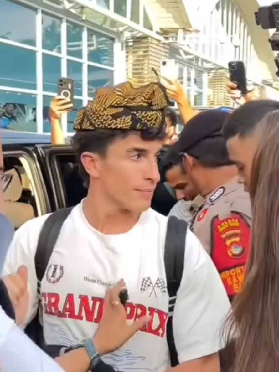 The enthusiasm of Lombok residents when welcoming the arrival of the world champion 🤯🇮🇩 #motogp #marcmarquez #weare93 #indonesiangp #todorojo🔴 