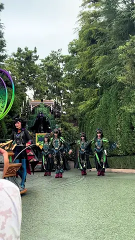 麗しいカラスダンサーさん🐦‍⬛✨️#ディズニーランド #ディズニーダンサー #フレンジー #ディズニーハロウィン #intothefrenzy #カラスダンサー 