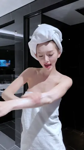 Kem body hỗ trợ trắng da hiệu quả của nhà Bloome lành tính, không h.ại da, giúp da trắng trắng mịn hút hồn, ai nhìn cũng phải hỏi bí quyết. #bloome #kembody #kembodytrangda #trangdakhoahoc #trangda 
