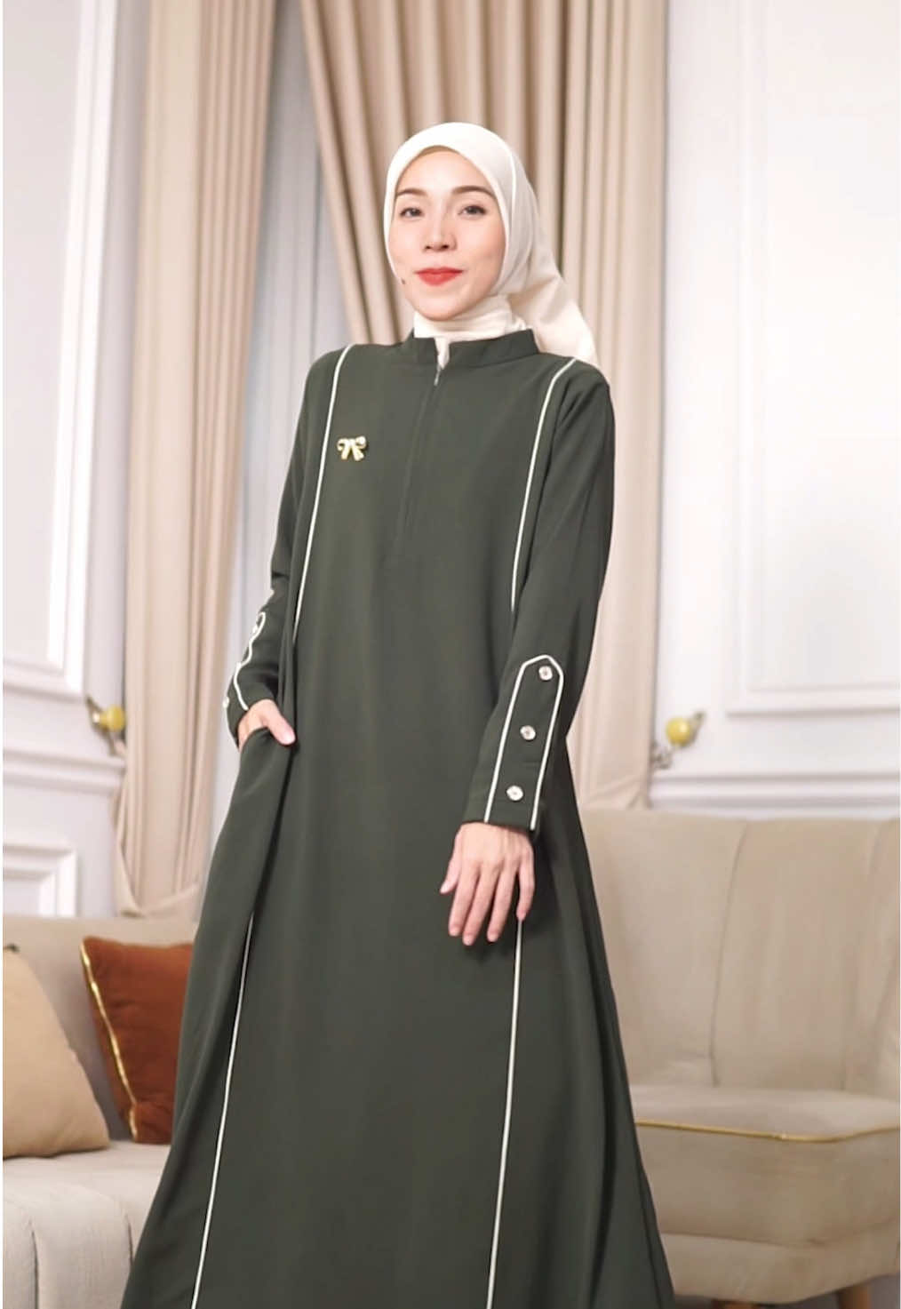 Gamis best seller satu ini wajib banget dipunya bun 💕 Bahannya dari Sabrina Anti UV yang sudah melindungi dari paparan sinar matahari, adem dan nyaman dipakai Gamisnya langsung cek di keranjang #susiesme #gamisantiuv #abayaantiuv #sabrinaantiuv #gamisabaya 