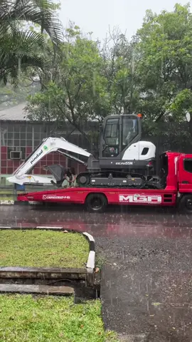 Kala itu hujan turun Aku kamu dan pindad excava 55 #alatberat #excavator #pindad 