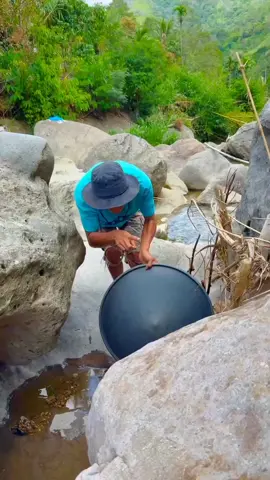 gold discovery process | traditional gold extraction process | super material containing gold | gold nugget $1500 in bedrock crack 😱‼️⛏️ amazing #puregold #goldmine #goldhunter #goldprocessing #goldextraction #goldminer #goldpanning #goldhunting 